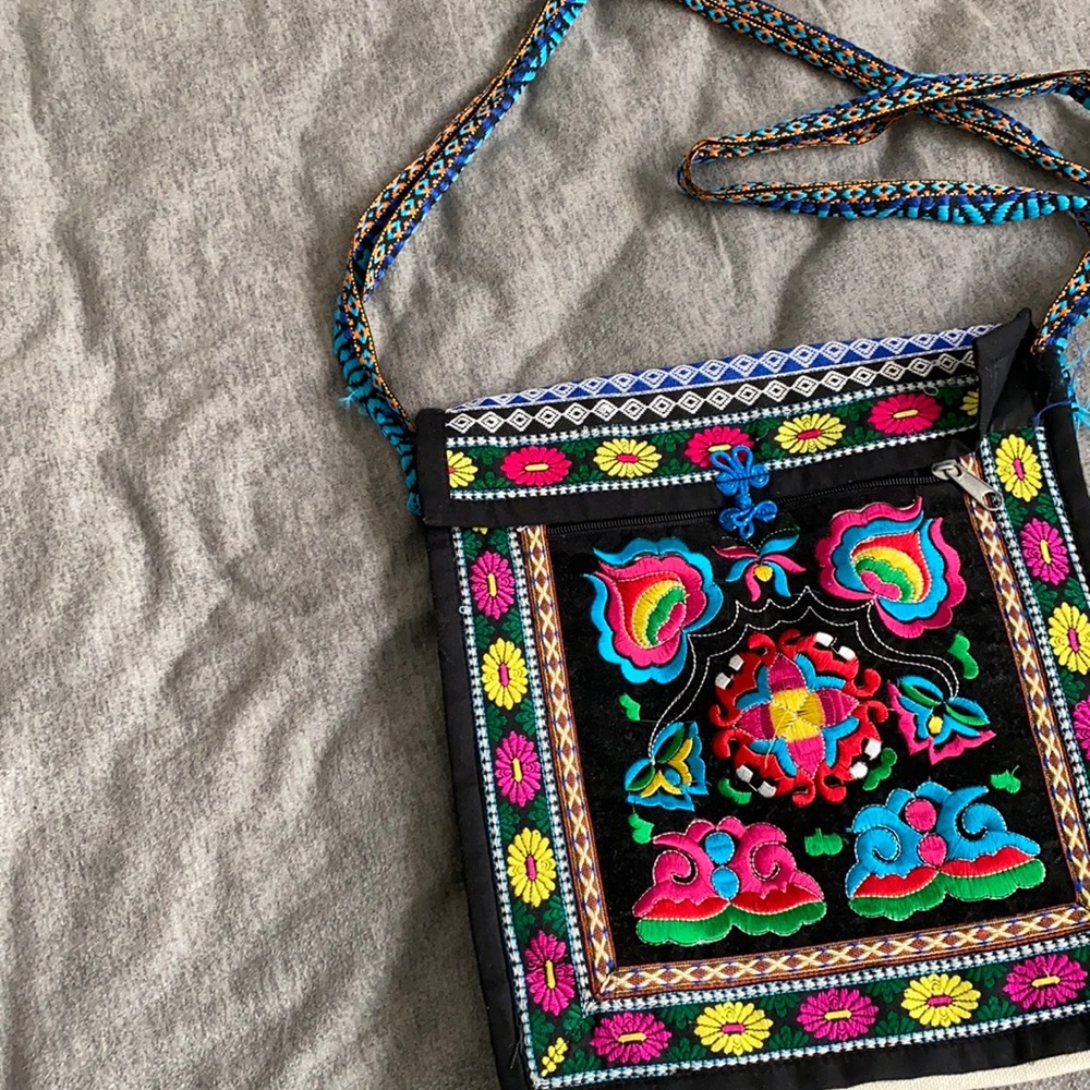 Shoulder bag with embroidery